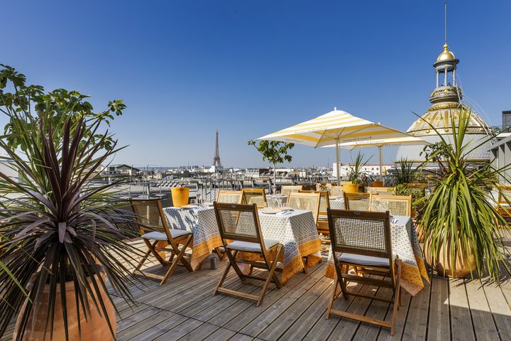▲巴黎春天百貨與Veuve Clicquot合作的頂樓野餐「Sun Club」陽光俱樂部。　圖：巴黎春天百貨／提供