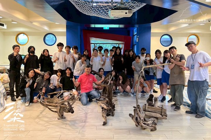 ▲參展藝術家江孟禧帶領復興高中學生進行藝術營《漂流．造舟》。　圖：北海岸及觀音山國家風景區管理處／提供