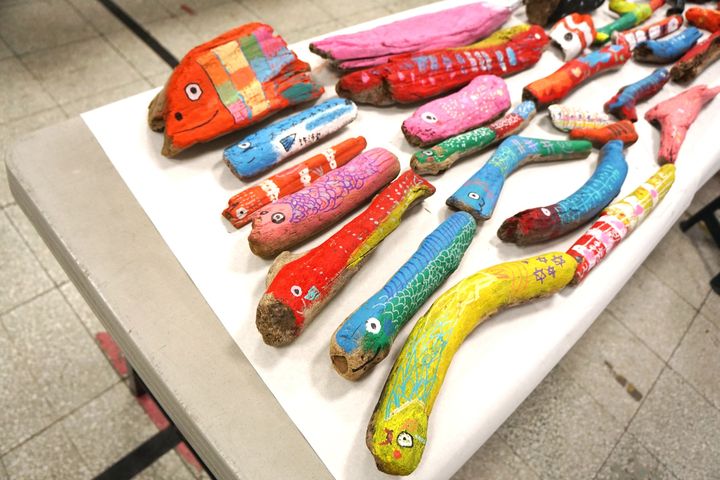 ▲「漂流魚游學校」計畫－學生彩繪漂流魚作品。　圖：北海岸及觀音山國家風景區管理處／提供