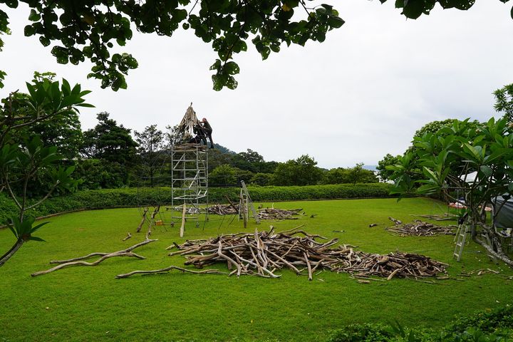 藝術家在朱銘美術館進行漂流木創作。　圖：北海岸及觀音山國家風景區管理處／提供
