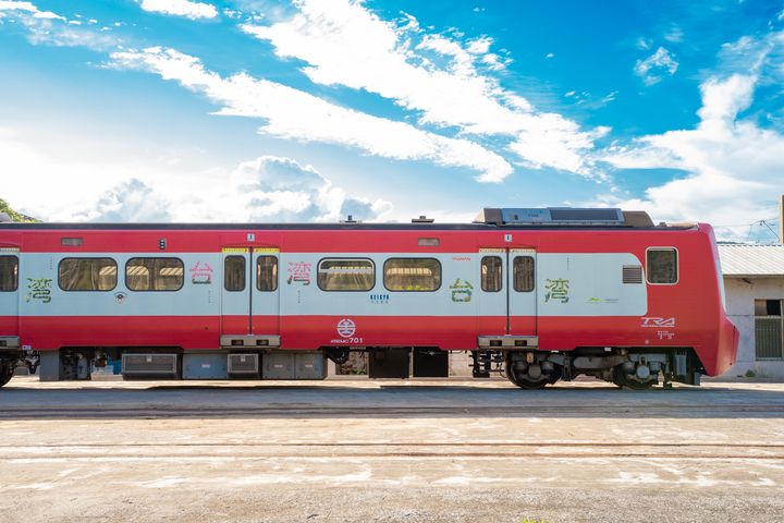 「嗶嗶嗶嗶台灣號」車廂外觀。　圖：東北角及宜蘭海岸國家風景區管理處／提供