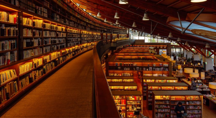 ▲武雄市圖書館，一樓為蔦屋書店和星巴克，二樓則是圖書館部分。　圖：向日遊／提供