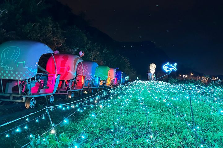 ▲以圓珠燈飾妝點夜色草原，點點光芒宛如夏夜跳動的心跳，是親子與情侶最愛的浪漫起點。　圖：新北市政府觀光旅遊局／提供