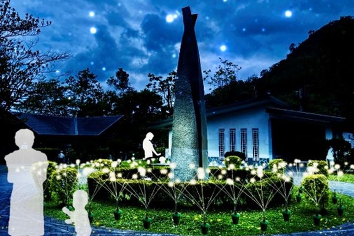 「2025花蓮鯉魚潭仲夏水岸光影節」，以絢麗燈光結合動態藝術裝置，打造出流光溢彩的山水幻境。　圖：花東縱谷國家風景區管理處／提供
