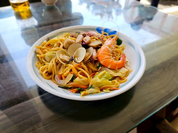 ▲遊客可在龍洞漁港附近餐廳品嚐新鮮海鮮美食，圖為阿義海鮮商店的招牌海鮮麵。　圖：新北市政府漁業及漁港事業管理處／提供
