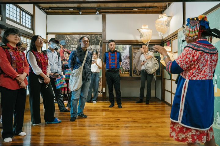 ▲策展團隊介紹林下經濟。　圖：農業部林業及自然保育署屏東分署／提供