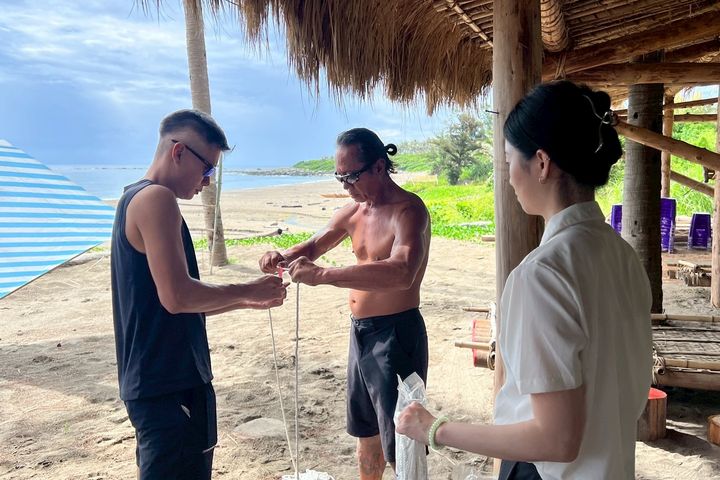 ▲Ulitao 創辦人暨關島查莫洛族造船師 Ronald Acfalle 向台灣學員傳授查莫洛族的造船工藝與傳統技巧，包括砍劈木材、拼板組裝、繩結綁編等技術。　圖：臺東縣原住民部落大學／提供