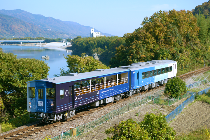 ▲德島－大步危的四國版藍皮解憂號「藍吉野川小火車」，採鏤空車窗設計，可直接看到自然景色。　圖：徳島県観光協会／提供