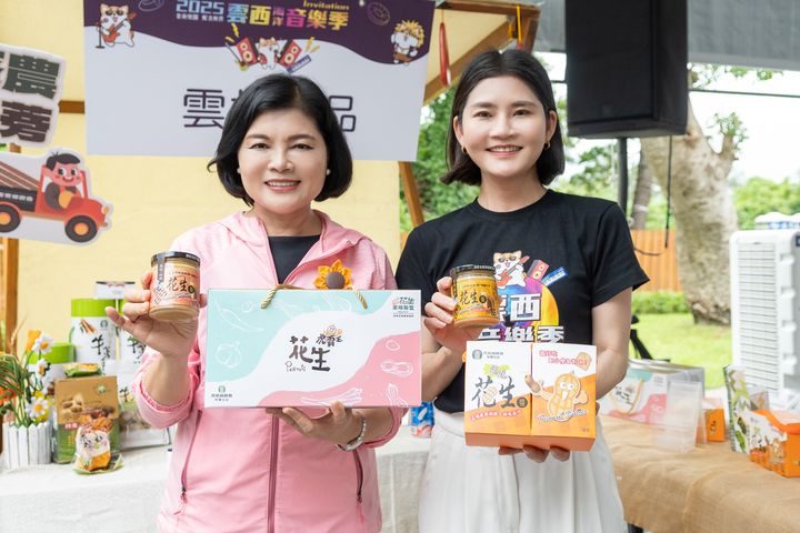 ▲記者會現場展示雲林農會虎霸王花生、牛蒡茶與多家在地伴手禮，展現地方特色與農產實力。　圖：雲林縣政府／提供