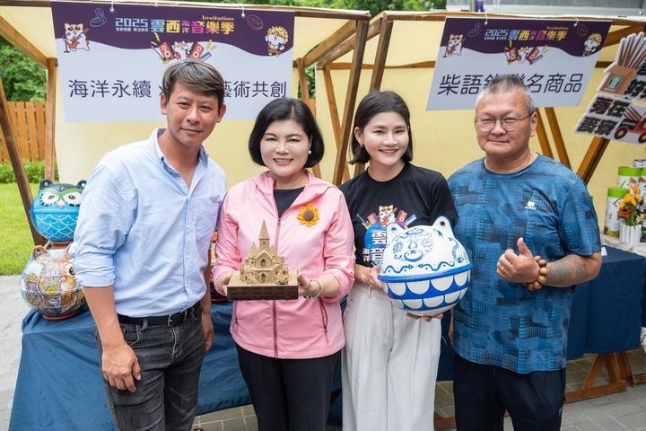 國際沙雕師周聖強老師 (左1) 現場展示沙雕創作，丁仁桐理事長 (右1) 展示在地海廢浮球藝術作品。　圖：雲林縣政府／提供