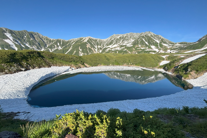 翠綠色的立山倒映在御庫裏池池面，景象相當美麗。　圖：向日遊／提供