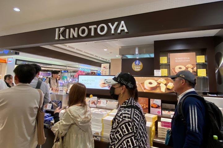 ▲新千歲機場 KINOTOYA「極上牛乳霜淇淋」是排隊也值得等待的美味。　圖：黃千珮／攝影