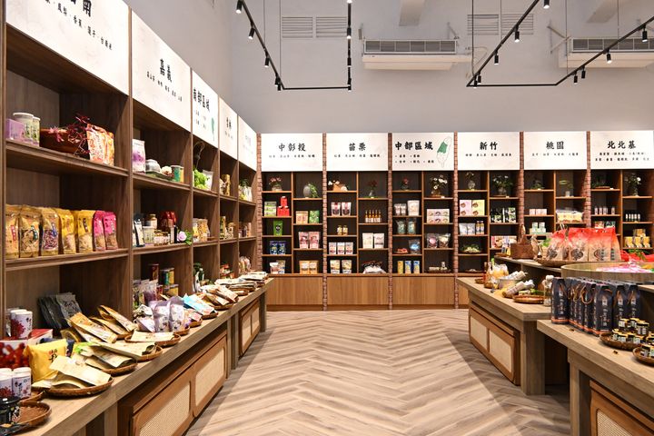 ▲園區展售南投及全台各地農產品，讓旅客能在此處一站式購足所需。　記者-陳妍潔／攝