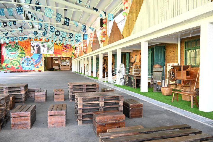▲園區建置多個活動場域，並融入客家藍染特色作為裝飾，發揚在地文化特色。　記者-陳妍潔／攝