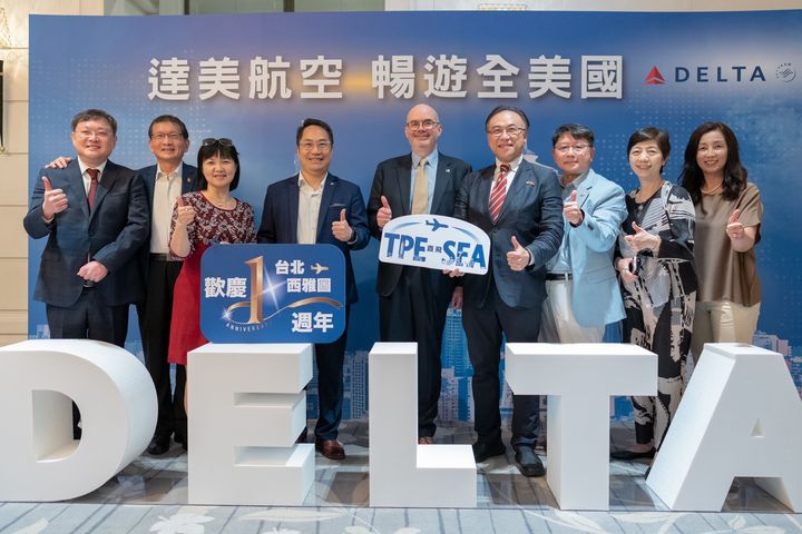 ▲達美航空台灣總代理達盛旅行社董事長何國華（左一）、美國在台協會處長谷立言（中）與嘉賓合影。　圖：達美航空／提供