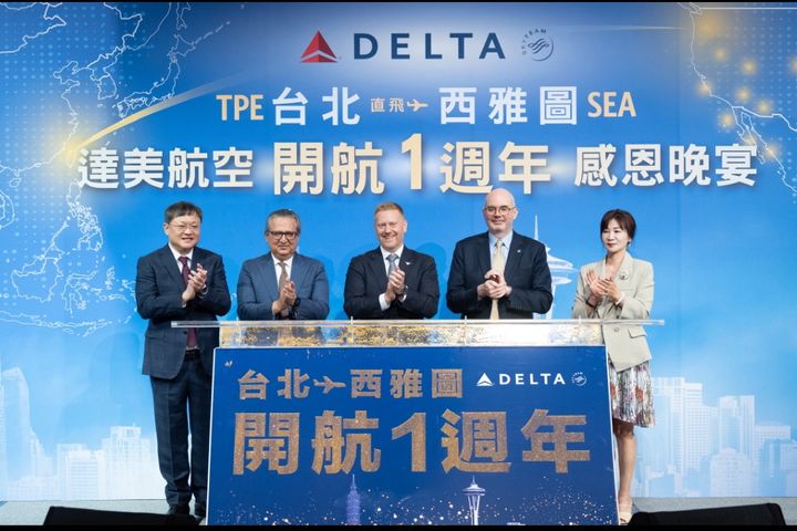 （左起）達美航空台灣總代理達盛旅行社董事長何國華、亞太區全球業務總監 Athar Khan、亞太區副總裁莫傑夫（Jeff Moomaw）、美國在台協會處長谷立言（Raymond F. Greene）、台北市旅行公會理事長駱炫宏。　圖：達美航空／提供