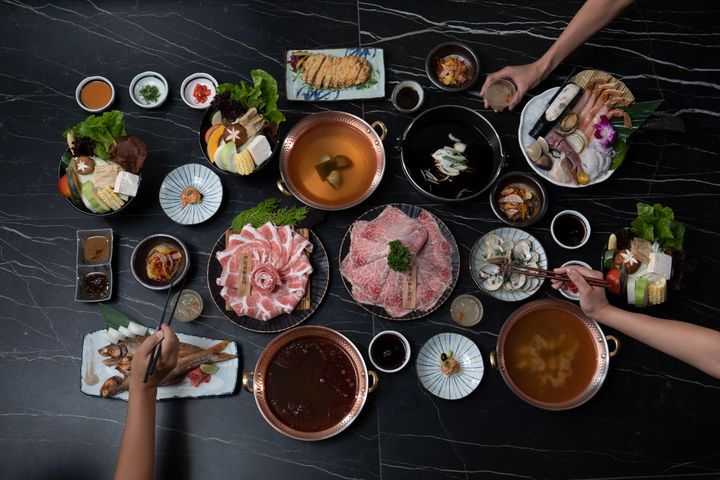 ▲不願停止創新的腳步，讓「Feeling18」跨足到餐飲需求的層面，陸續推出主打中高價定位、健康養身的「渡之島日高鍋物」，以及中部地區首創、以軌道車送餐的「朗寧牛排」。　圖：Feeling18／提供