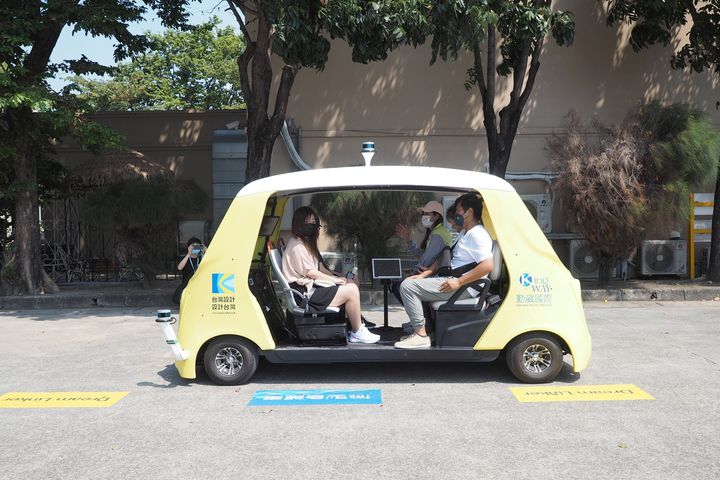 ▲南投縣政府推動電動自駕車服務，於景區間自駕車載客接駁服務可串聯周邊飲食、住宿、娛樂、購物、交通等五大相關產業。　圖：南投縣政府／提供