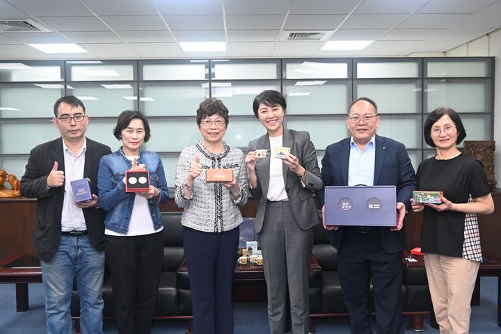 （左起）南投縣政府觀光處科長黃山、台灣旅遊交流協會秘書長黃怡平、執行委員會主委賴瑟珍、南投縣縣長許淑華、觀光處處長陳志賢、副處長林秀梅。　記者-陳妍潔／攝
