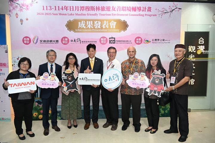 ▲（左起）台灣學之旅總經理簡佩平、外交部公使鄭泰祥、駐台汶萊貿易旅遊代表謝愛清、交通部觀光署副署長黃勢芳、日月潭風景區管理處處長柯建興、馬來西亞觀光局台北辦事處處長哈翡之、駐台北印尼經濟貿易代表處觀光暨交通部主任潘茹思、教長馬孝棋。　圖：日月潭國家風景區管理處／提供