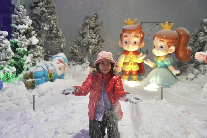 「屏東夏日狂歡祭」會下雪的冰宮城堡。　圖：屏東縣政府／提供