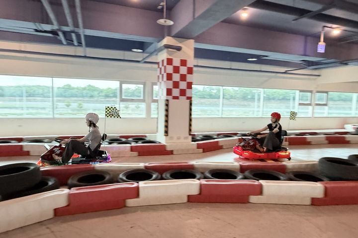 ▲「瘋狂甩尾車」位於卡丁大樓3樓，為全台首座可以在室內觀賽又能開甩尾車的全新景。　圖：麗寶樂園渡假區／提供
