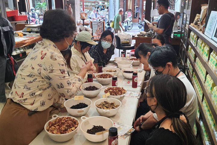 ▲留言參加抽獎即可參與線下體驗活動，走進大稻埕老街，親手製作漢方酸梅湯。　圖：臺北市政府觀光傳播局／提供