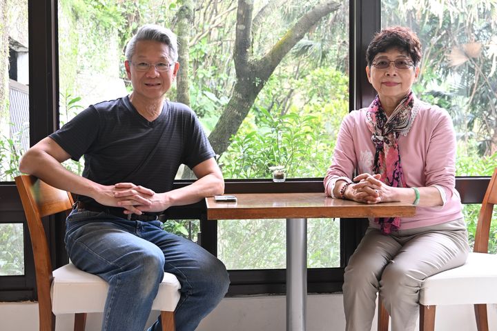 ▲（左起）石山里里長兼緩慢民宿主人吳乾正、台灣旅遊交流協會執行委員會主委賴瑟珍。　記者-王政／攝