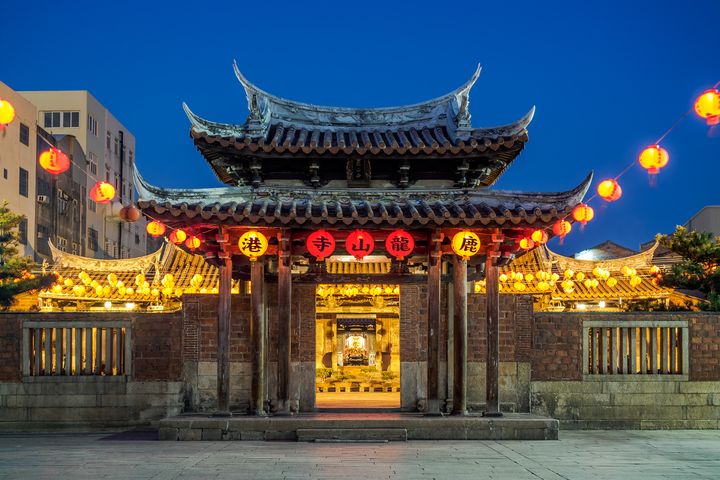 到彰化旅遊嚐美食，逛遊鹿港傳統工藝及老街巡禮。　圖：shutterstock／來源 