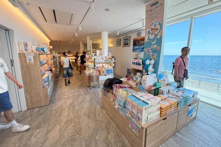 ▲「驛站雨晴」內有簡餐咖啡廳、伴手禮店。　圖：向日遊／提供