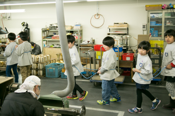 ▲不論大人小孩都可以參觀能作工廠。　圖：株式会社能作／提供