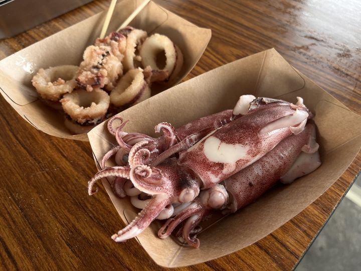 ▲市集現場販售的新鮮熟食。　圖：新北市政府漁業及漁港事業管理處／提供