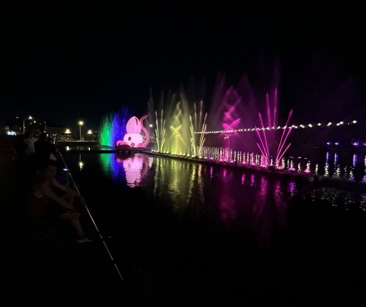 ▲晚間還有光雕水舞秀，為深澳漁港披上不同風貌。　圖：新北市政府漁業及漁港事業管理處／提供