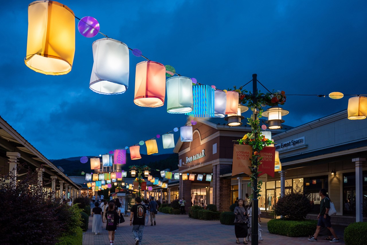 「Gotemba Night!!」活動期間御殿場 PREMIUM OUTLETS® 入夜後充滿祭典氛圍。　圖：向日遊／提供