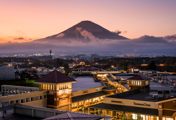  ▲以富士山為背景的「御殿場 PREMIUM OUTLETS®」，入夜後更顯風情萬種。　圖：向日遊顧問有限公司／提供