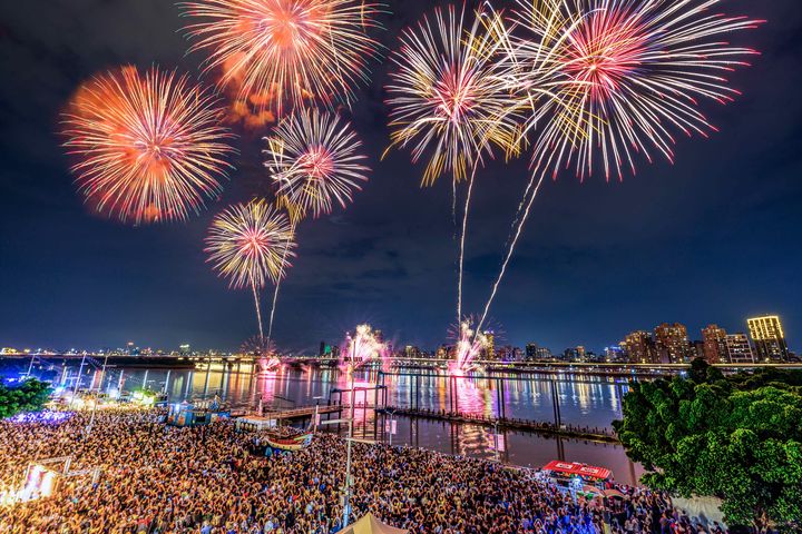 2025大稻埕夏日節08/06、08/13、08/20及08/30晚間8點施放主題煙火。　圖：臺北市政府／提供 