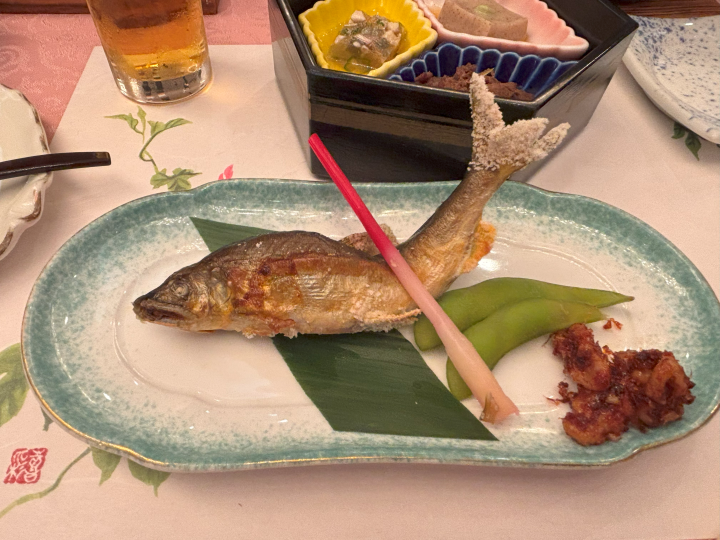 ▲積翠園可以享用當地的美食如烤香魚等。　圖：向日遊／提供