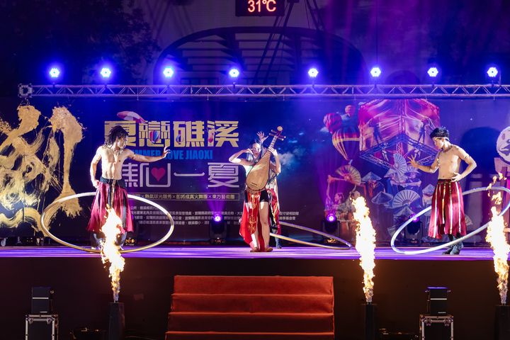 ▲「即將成真火舞團」融合舞蹈身韻、音樂節奏、特技驚險與高難度雜耍巧技，讓觀眾展開奇幻視覺饗宴。　圖：礁溪鄉公所／提供
