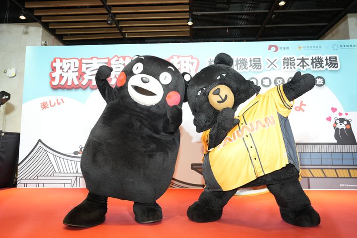 臺灣觀光署「喔熊」與日本熊本縣吉祥物「熊本熊」桃園機場相見歡。　圖：桃園國際機場公司／提供