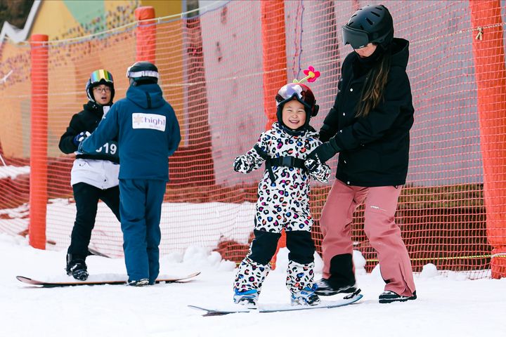 2025韓國江原道冬季滑雪祭熱血開跑，High1渡假村與龍平渡假村推出多梯次「4天3夜滑雪體驗營」。　圖：⾦遠東旅⾏社／提供