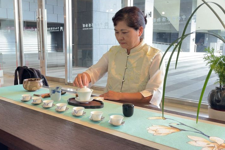 ▲「覺性茶－茶道體驗」邀請專業茶人於茶席中引導體驗茶道之美。　圖：中台世界博物館／提供