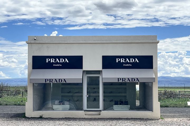 德州爆紅打卡點 Prada Marfa 裝置藝術。　圖：美國國家旅遊局／提供 