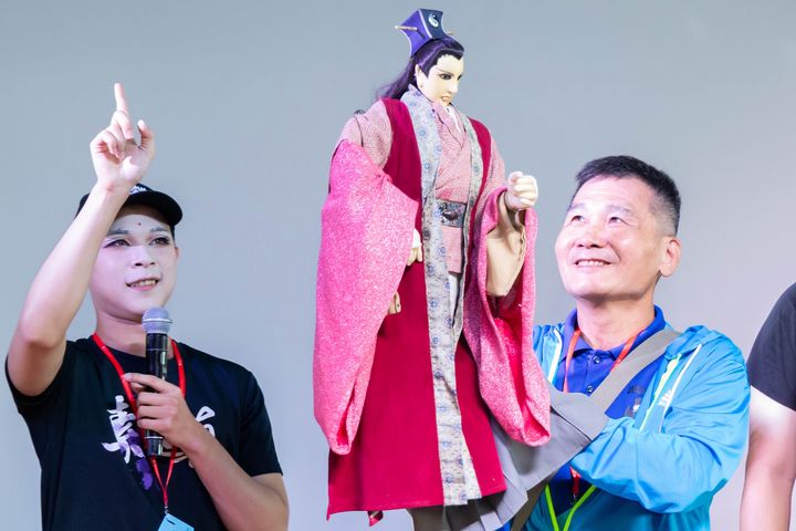 ▲演出期間還舉辦操偶體驗課，邀請旅客親手操作掌中戲偶，感受傳統技藝的精妙。　圖：麗星郵輪 ／提供
