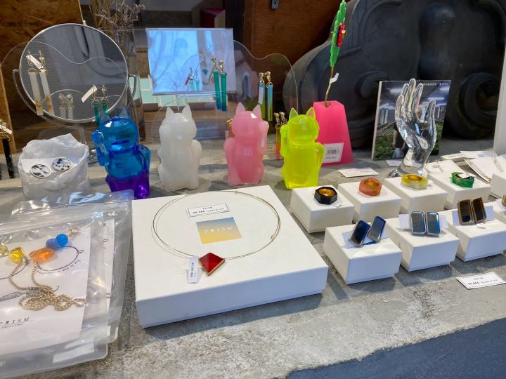 ▲館內販售工藝品、伴手禮都是愛媛特色。　記者-黃千珮／攝影