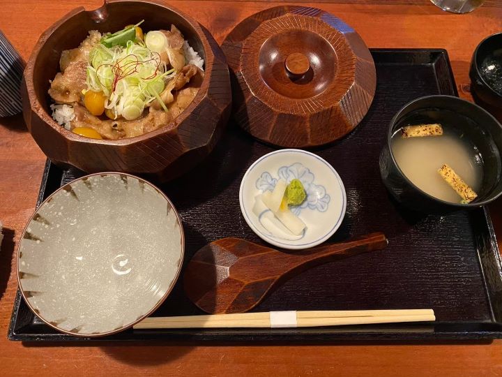 ▲大洲爐端燒－油屋的招牌美食「栗子燒肉丼飯三吃｣。　記者-黃千珮／攝影