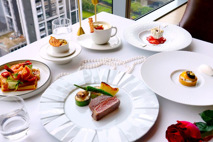 ▲極炙牛排館推出七夕情人節限定套餐，精選頂級海陸食材與創意甜點，搭配高樓層窗外城市景致，為戀人打造視覺與味覺的浪漫饗宴。　圖：台中日月千禧酒店／提供