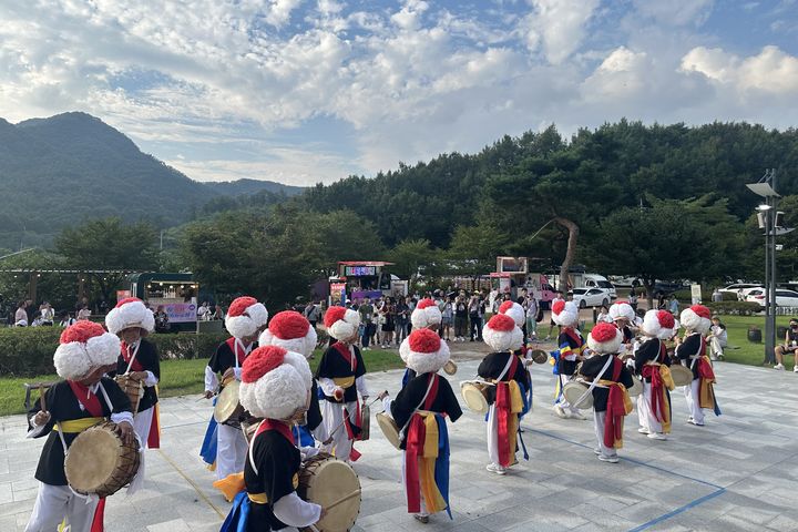 ▲完州大勝韓紙村－村民表演四物農樂歡迎旅客到來。　圖：韓國觀光公社／提供