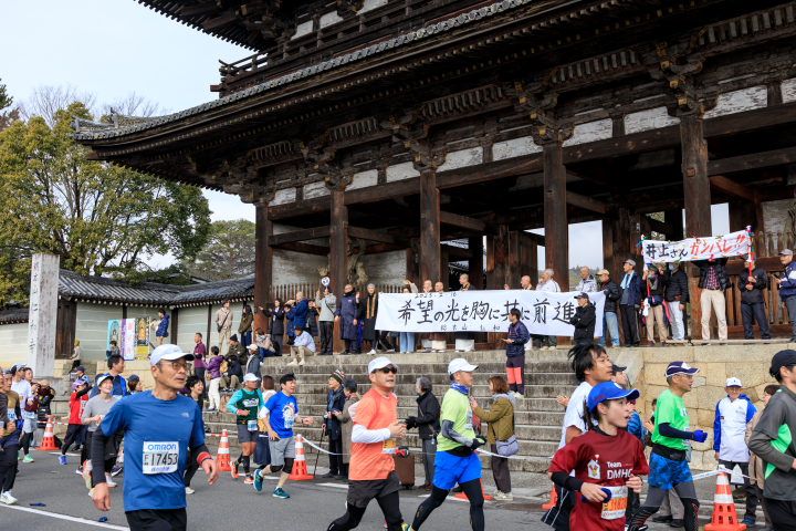 跑者途經仁和寺，僧侣熱情應援（京都馬拉松2025資料照）。 　圖：京都市台灣事務所／提供