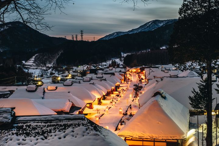 福島大內宿冬季點燈的夢幻景致，猶如走入童話世界。　圖：Shutterstock／來源