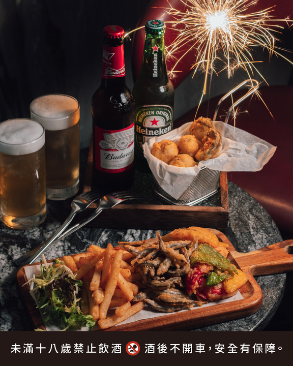 ▲飯店 LOUNGE 酒吧同時提供調酒深夜服務與限定宵夜服務，成為夜貓族與輕奢小酌族群的最佳去處。　圖：澎澄飯店／提供